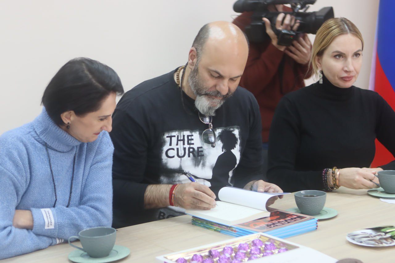 Чилийский журналист, политолог, писатель – Патрисио Мери Белл посетил Донецкую Народную Республику на прошедших выходных Чилийский журналист, политолог, писатель – Патрисио Мери Белл посетил Донецкую Народную Республику на прошедших выходных