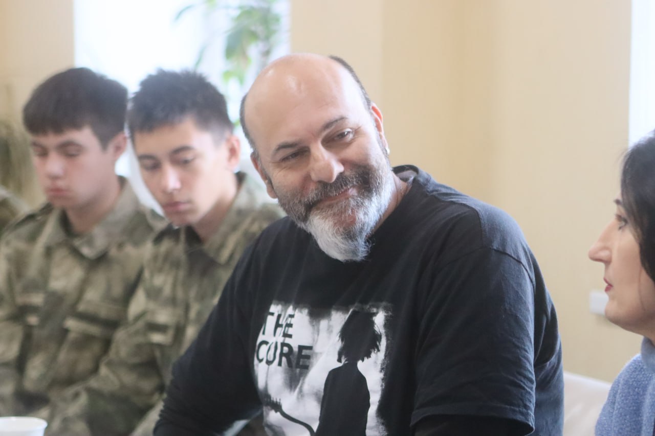 После посещения мемориалов Председатель Общественной палаты ДНР Александр Кофман вместе с журналистом Патрисио Мери Беллом отправились в РБОУ «Школу №4 – Кадетский корпус им. А. В. Захарченко» После посещения мемориалов Председатель Общественной палаты ДНР Александр Кофман вместе с журналистом Патрисио Мери Беллом отправились в РБОУ «Школу №4 – Кадетский корпус им. А. В. Захарченко»