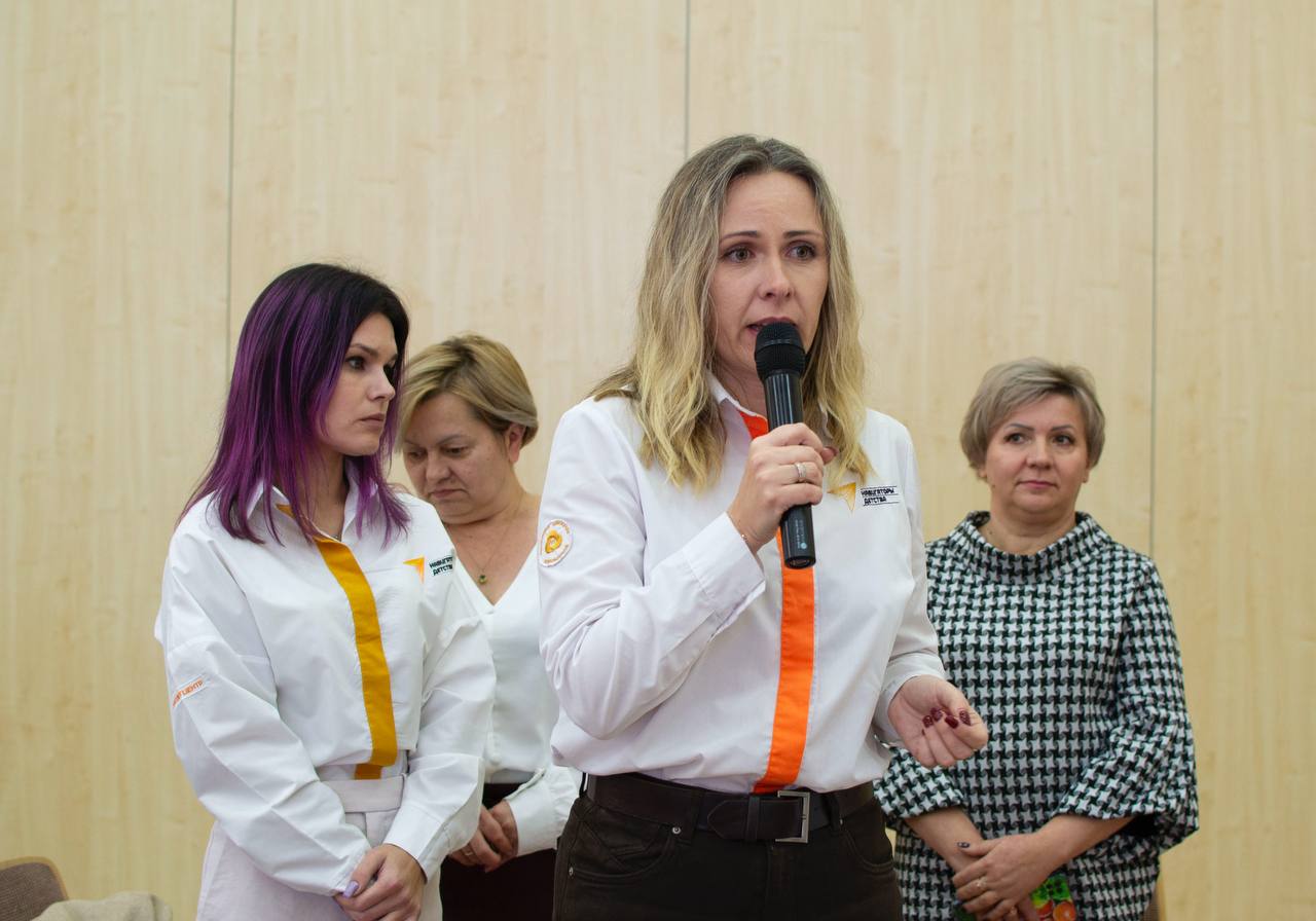 Олег Трофимов: Новые горизонты школьного воспитания: в фокусе — федеральные проекты! В Донецке прошел региональный образовательный интенсив для специалистов сферы воспитания «Открываем возможности» Олег Трофимов: Новые горизонты школьного воспитания: в фокусе — федеральные проекты! В Донецке прошел региональный образовательный интенсив для специалистов сферы воспитания «Открываем возможности»