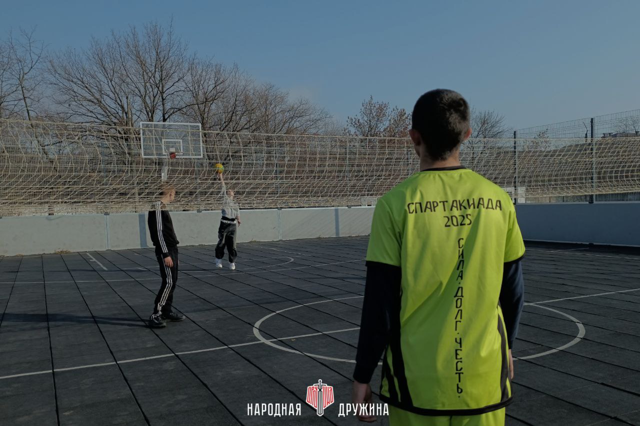 Твоя лучшая подача!. В рамках партийного проекта "Старший брат" партии "Единая Россия" активисты Народной Дружины города Енакиево провели тренировку по волейболу Твоя лучшая подача!. В рамках партийного проекта "Старший брат" партии "Единая Россия" активисты Народной Дружины города Енакиево провели тренировку по волейболу