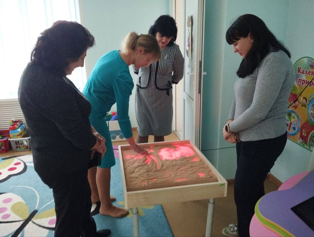 Камышеватский детский сад «Ласточка» с рабочим визитом посетили заместитель Главы администрации, исполнительный секретарь Мангушского местного отделения партии Наталья Михайловна Тосхопаран, заведующий Камышеватским... Камышеватский детский сад «Ласточка» с рабочим визитом посетили заместитель Главы администрации, исполнительный секретарь Мангушского местного отделения партии Наталья Михайловна Тосхопаран, заведующий Камышеватским...