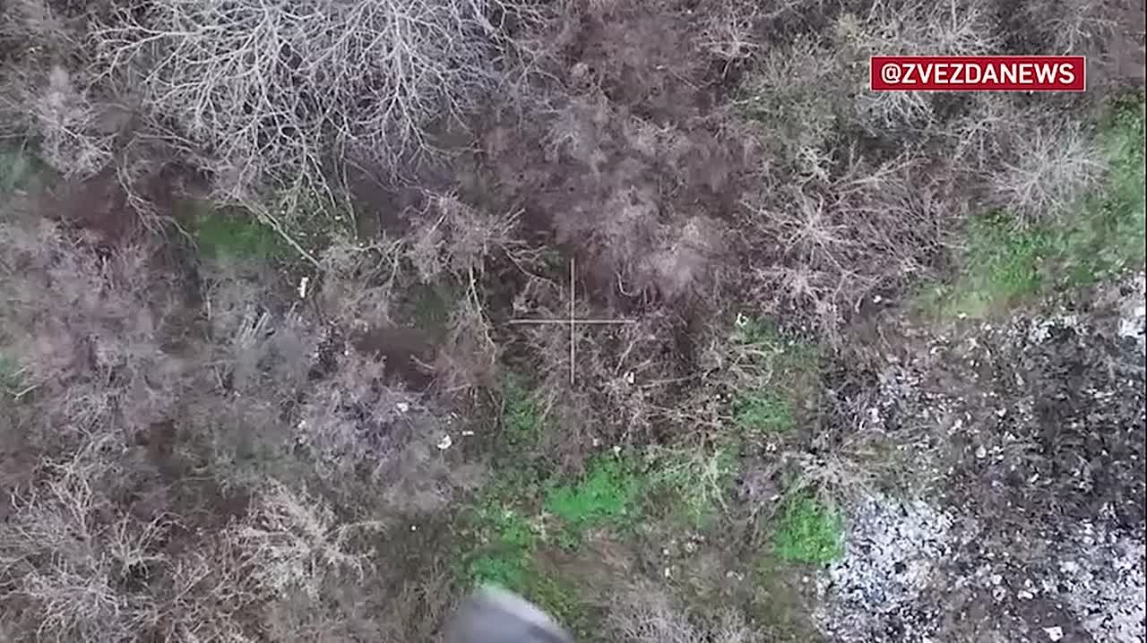 Два боевика переоделись в гражданское, замаскировали пулемет и побежали прятаться в заброшку в Димитрове в ДНР