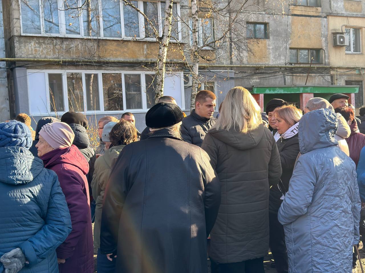 Дмитрий Дикий провел встречу с жителями улицы Ботанической микрорайона Калининский в Макеевке Дмитрий Дикий провел встречу с жителями улицы Ботанической микрорайона Калининский в Макеевке