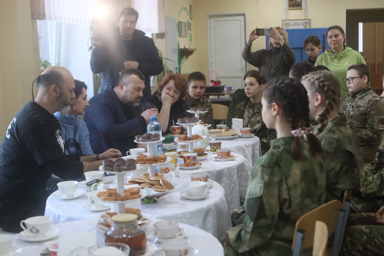 После посещения мемориалов Председатель Общественной палаты ДНР Александр Кофман вместе с журналистом Патрисио Мери Беллом отправились в РБОУ «Школу №4 – Кадетский корпус им. А. В. Захарченко»