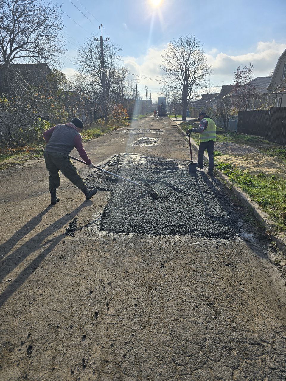 Сергей Юзвинкевич: По ул. Чапаева в пгт Володарское ведутся работы по текущему (ямочному) ремонту дорог Сергей Юзвинкевич: По ул. Чапаева в пгт Володарское ведутся работы по текущему (ямочному) ремонту дорог