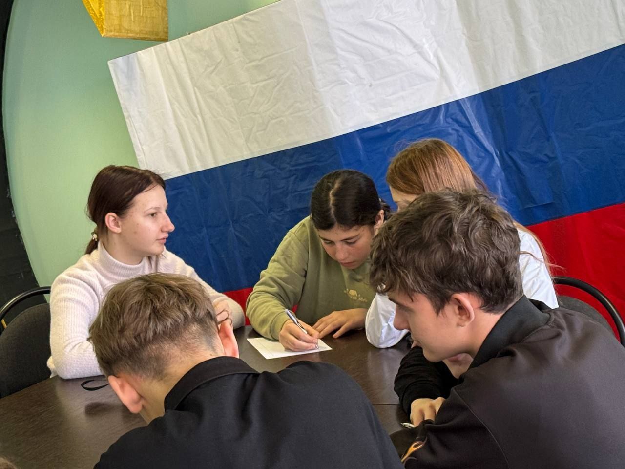 Сегодня, 17 ноября, сотрудники «Центр культуры и досуга города Дебальцево» провели увлекательный профориентационный урок для учеников 9 класса, посвященный миру профессий и будущей карьере Сегодня, 17 ноября, сотрудники «Центр культуры и досуга города Дебальцево» провели увлекательный профориентационный урок для учеников 9 класса, посвященный миру профессий и будущей карьере