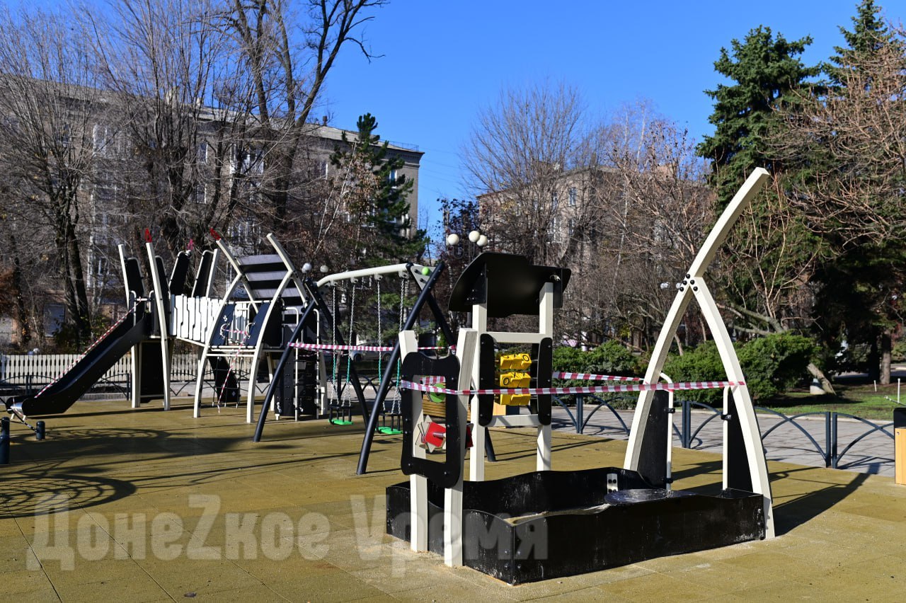 До открытия считанные дни: на бульваре Пушкина в Донецке завершили монтаж новой детской площадки