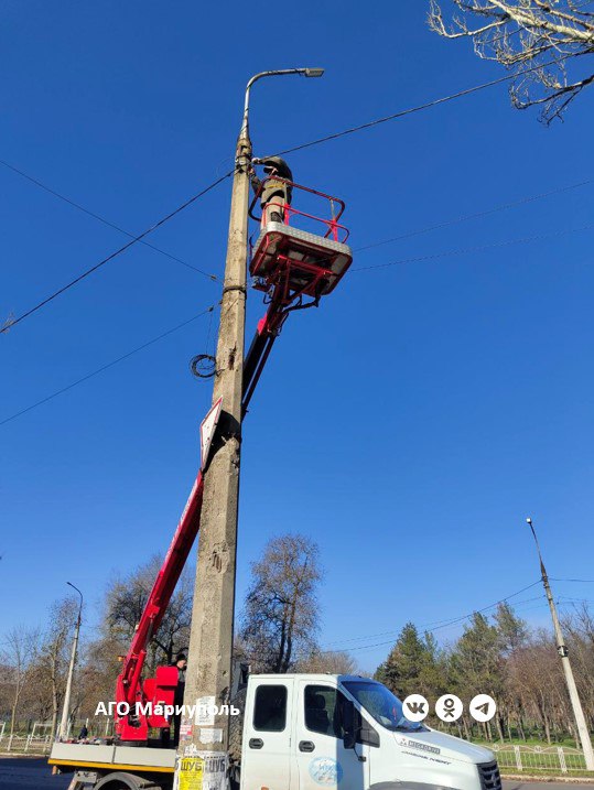 За неделю энергетики установили на улицах Мариуполя 50 новых светильников За неделю энергетики установили на улицах Мариуполя 50 новых светильников