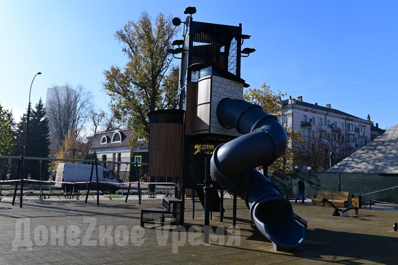 До открытия считанные дни: на бульваре Пушкина в Донецке завершили монтаж новой детской площадки До открытия считанные дни: на бульваре Пушкина в Донецке завершили монтаж новой детской площадки