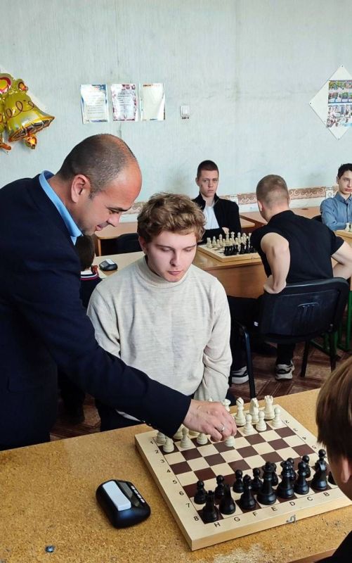 Заместитель Председателя Торезского городского совета Андрей Пашков посетил шахматное первенство в школе №10 города Тореза, которое было организовано при поддержке Союза женщин России города Тореза в сотрудничестве с... Заместитель Председателя Торезского городского совета Андрей Пашков посетил шахматное первенство в школе №10 города Тореза, которое было организовано при поддержке Союза женщин России города Тореза в сотрудничестве с...