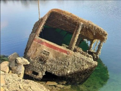 Тайны СССР: на дне иссушенного Монаховского карьера в ДНР обнаружен остов автобуса