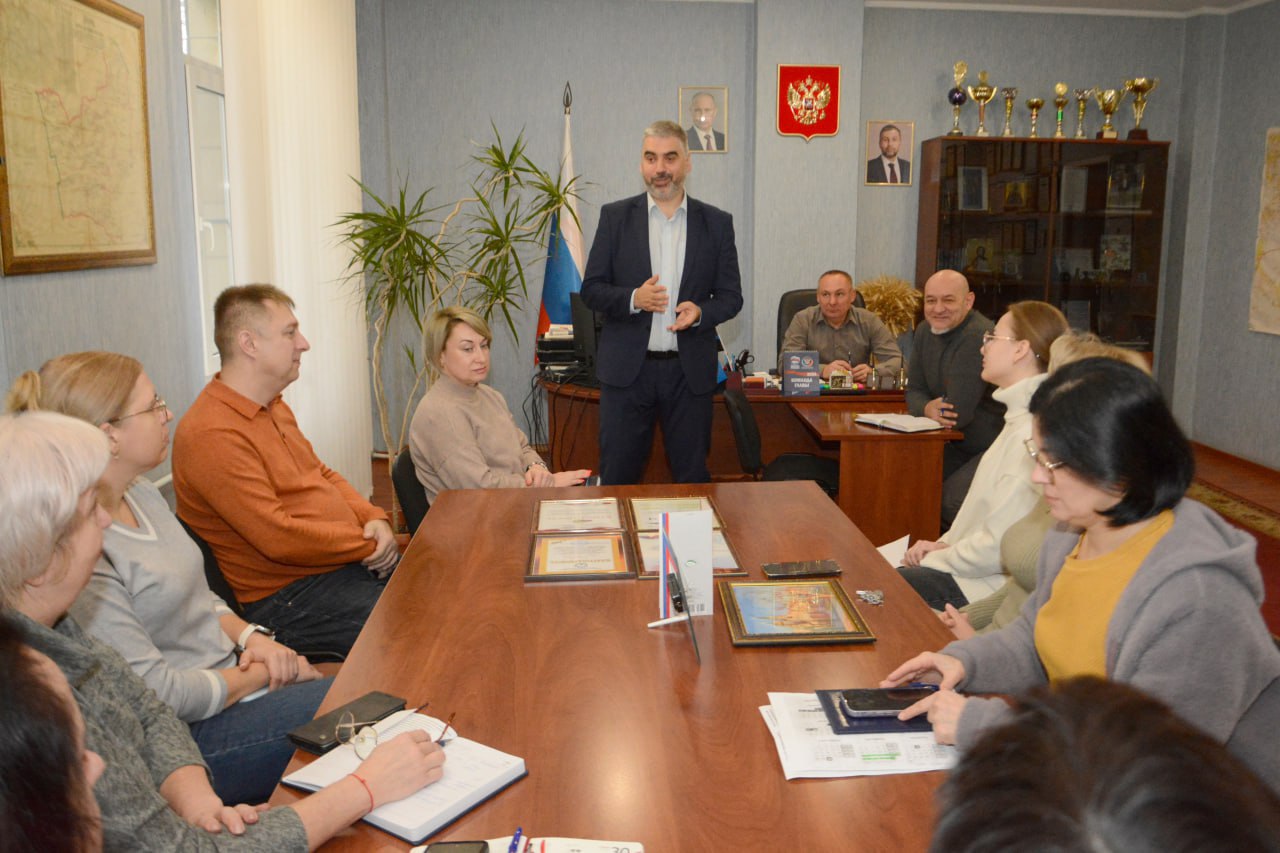 Заместитель Председателя Народного Совета ДНР Алексей Дорофеев провел рабочую встречу с трудовым коллективом администрации Буденовского района Донецка