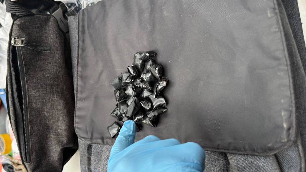 В Донецке мужчина прятал «закладки» от подпольного интернет-магазина В Донецке мужчина прятал «закладки» от подпольного интернет-магазина