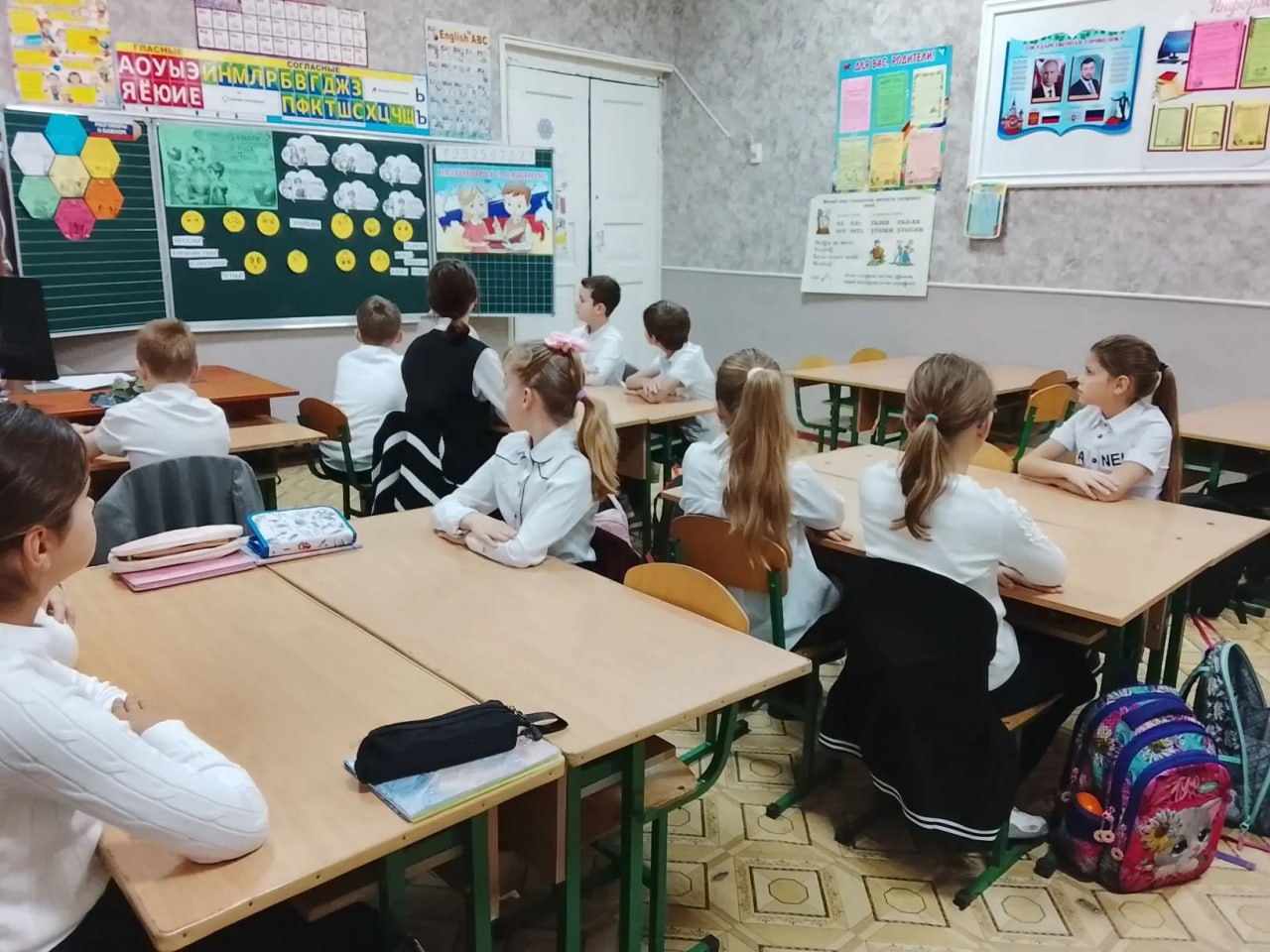 В школах Старобешевского муниципального округа прошли внеурочные занятия «Разговоры о важном» В школах Старобешевского муниципального округа прошли внеурочные занятия «Разговоры о важном»