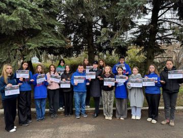 Вчера, в рамках партийного проекта Единой России "Безопасные дороги", в день памяти погибших в дорожно-транспортных происшествиях, активисты Тельмановского штаба МР и МГЕР ДНР совместно с сотрудниками Госавтоинспекции...