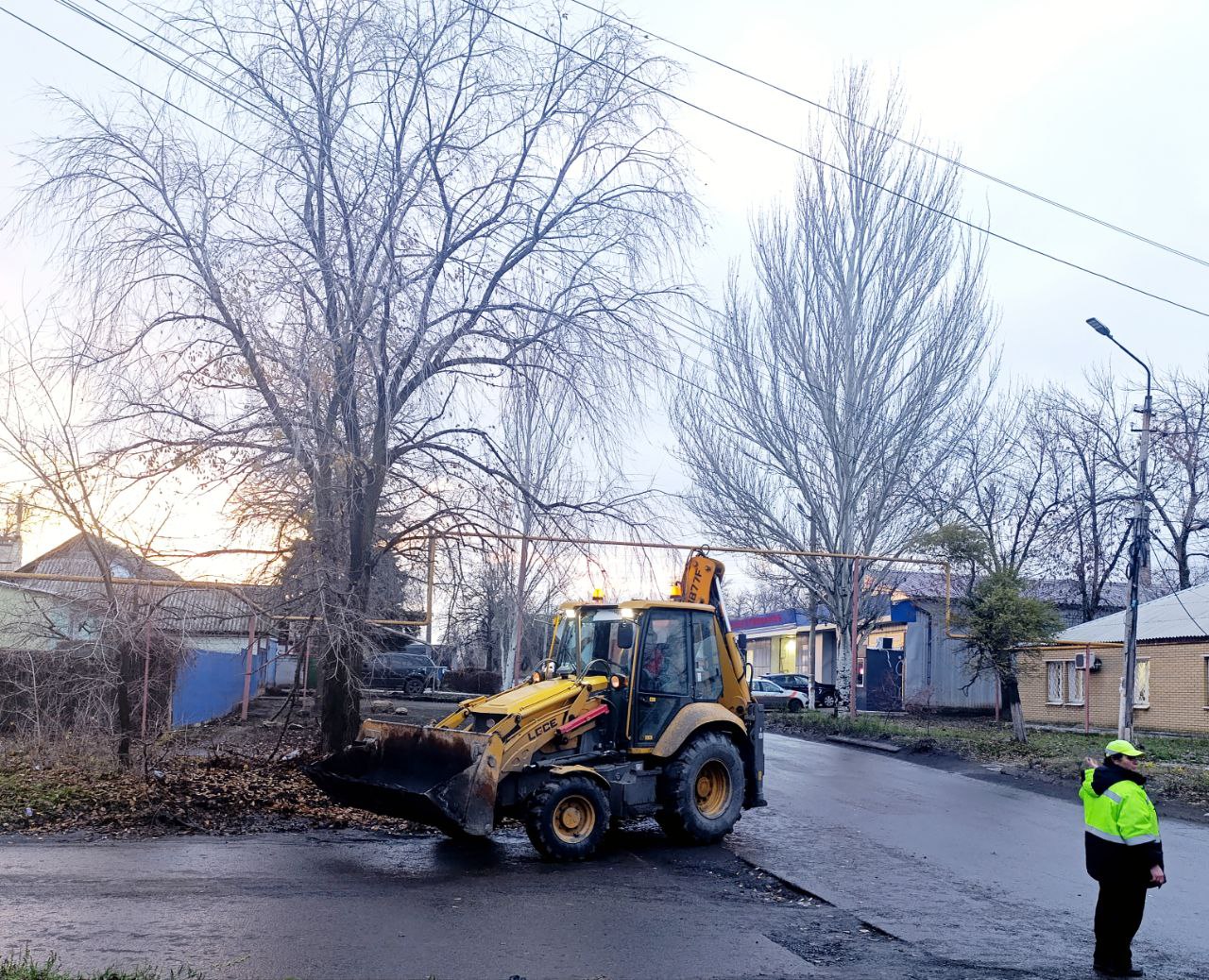 В Ждановке завершили ремонт автомобильной дороги по улице Толбухина В Ждановке завершили ремонт автомобильной дороги по улице Толбухина
