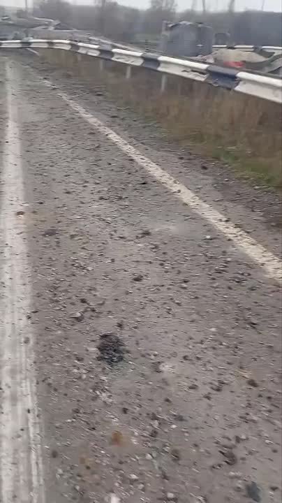 Последствия ударов ФАБов с УМПК по мосту, использовавшемуся для снабжения Покровска