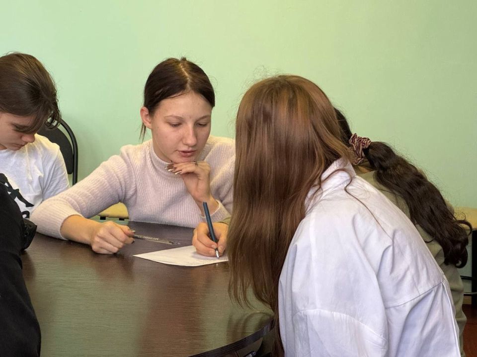 Сегодня, 17 ноября, сотрудники «Центр культуры и досуга города Дебальцево» провели увлекательный профориентационный урок для учеников 9 класса, посвященный миру профессий и будущей карьере Сегодня, 17 ноября, сотрудники «Центр культуры и досуга города Дебальцево» провели увлекательный профориентационный урок для учеников 9 класса, посвященный миру профессий и будущей карьере