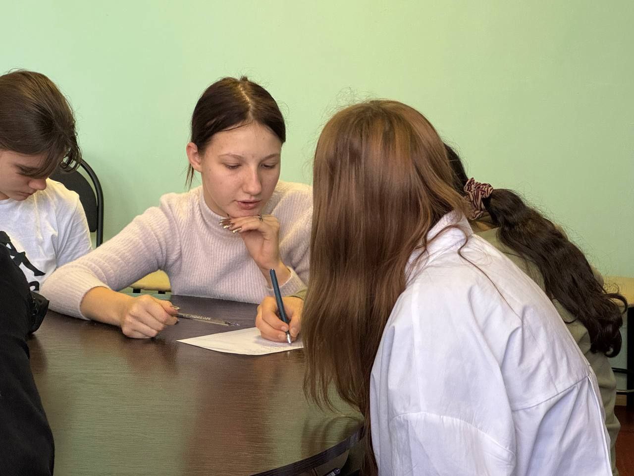 Сегодня, 17 ноября, сотрудники «Центр культуры и досуга города Дебальцево» провели увлекательный профориентационный урок для учеников 9 класса, посвященный миру профессий и будущей карьере Сегодня, 17 ноября, сотрудники «Центр культуры и досуга города Дебальцево» провели увлекательный профориентационный урок для учеников 9 класса, посвященный миру профессий и будущей карьере