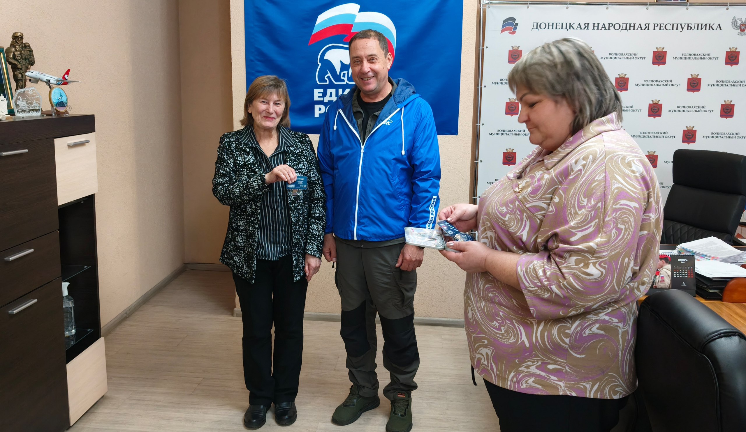 Константин Зинченко: Сегодня с большим удовольствием вручил партийные билеты новым членам Волновахского местного отделения Партии "Единая Россия" Константин Зинченко: Сегодня с большим удовольствием вручил партийные билеты новым членам Волновахского местного отделения Партии "Единая Россия"