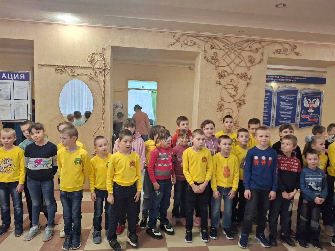 Комитет семей воинов Отечества Донецкой Народной Республики посетил детский дом в Амвросиевке Комитет семей воинов Отечества Донецкой Народной Республики посетил детский дом в Амвросиевке