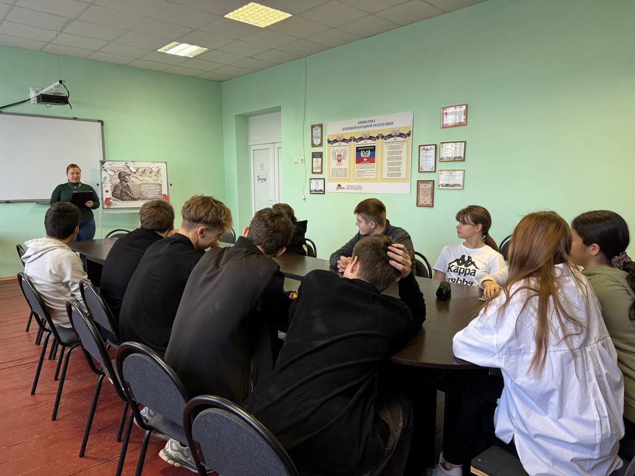 Сегодня, 17 ноября, сотрудники «Центр культуры и досуга города Дебальцево» провели увлекательный профориентационный урок для учеников 9 класса, посвященный миру профессий и будущей карьере Сегодня, 17 ноября, сотрудники «Центр культуры и досуга города Дебальцево» провели увлекательный профориентационный урок для учеников 9 класса, посвященный миру профессий и будущей карьере