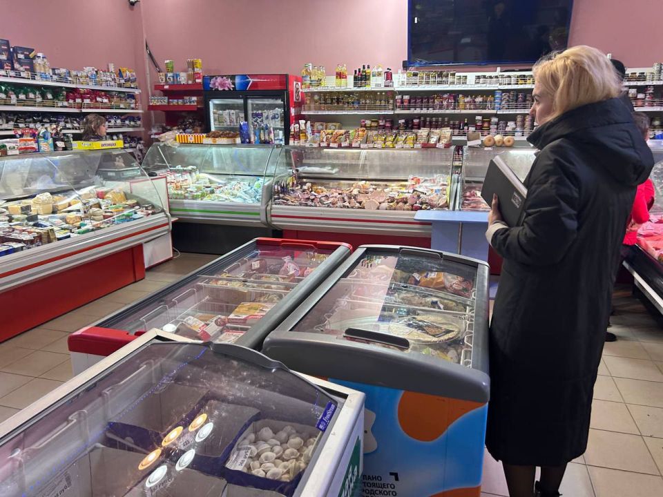 13.11.2025 г. сотрудниками отдела торговли, бытового и транспортного обслуживания администрации Ясиноватского муниципального округа совместно с представителями «Народного контроля» проведен мониторинг объектов торговли на... 13.11.2025 г. сотрудниками отдела торговли, бытового и транспортного обслуживания администрации Ясиноватского муниципального округа совместно с представителями «Народного контроля» проведен мониторинг объектов торговли на...