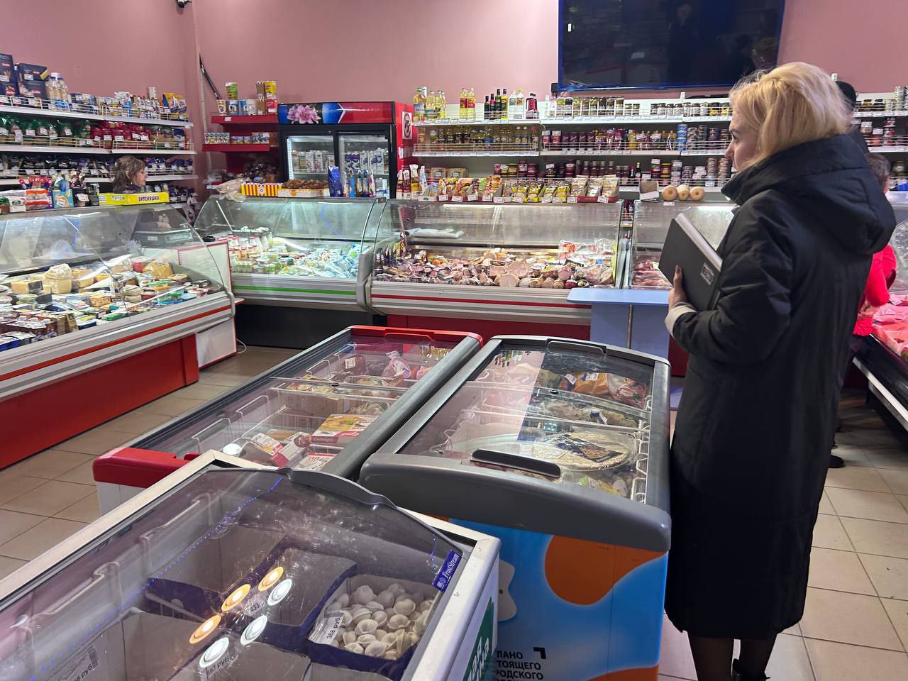 13.11.2025 г. сотрудниками отдела торговли, бытового и транспортного обслуживания администрации Ясиноватского муниципального округа совместно с представителями «Народного контроля» проведен мониторинг объектов торговли на... 13.11.2025 г. сотрудниками отдела торговли, бытового и транспортного обслуживания администрации Ясиноватского муниципального округа совместно с представителями «Народного контроля» проведен мониторинг объектов торговли на...