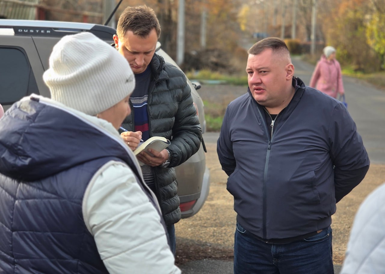 Руководитель управы Куйбышевского района Иван Адамец провел встречу с жителями улицы Ударная, в ходе которой обсудили актуальные вопросы жизнедеятельности