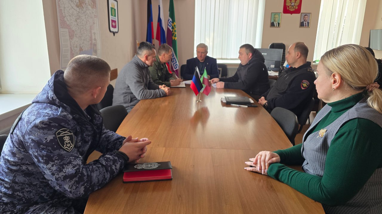 18 ноября в Администрации Старобешевского муниципального округа прошло оперативное совещание с руководителями силовых структур округа