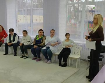 Управляющий делами администрации Амвросиевского муниципального округа Елена Фисенко встретилась с трудовым коллективом детского сада № 4 Амвросиевки