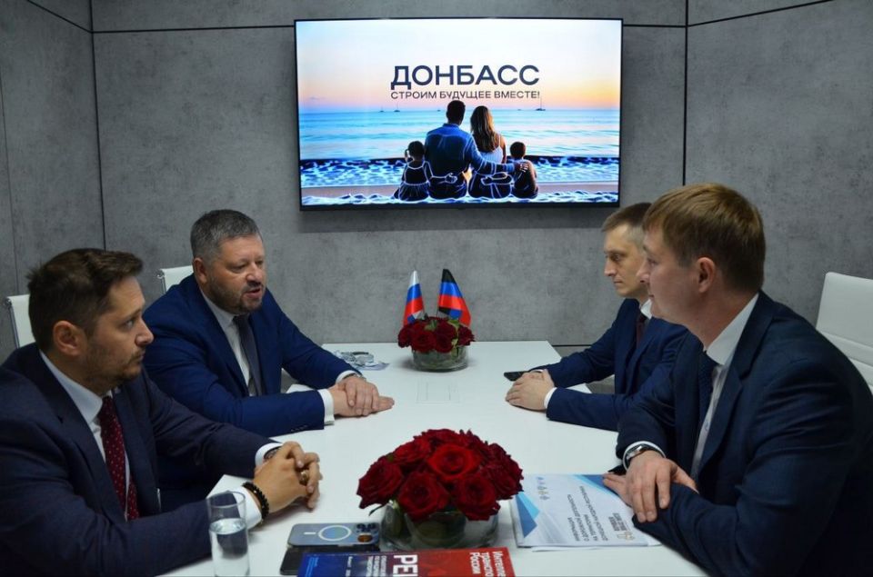 В первый день выставки «Транспорт России» заключено соглашение о сотрудничестве между Министерством транспорта ДНР и Ассоциацией «Цифровая Эра Транспорта» В первый день выставки «Транспорт России» заключено соглашение о сотрудничестве между Министерством транспорта ДНР и Ассоциацией «Цифровая Эра Транспорта»