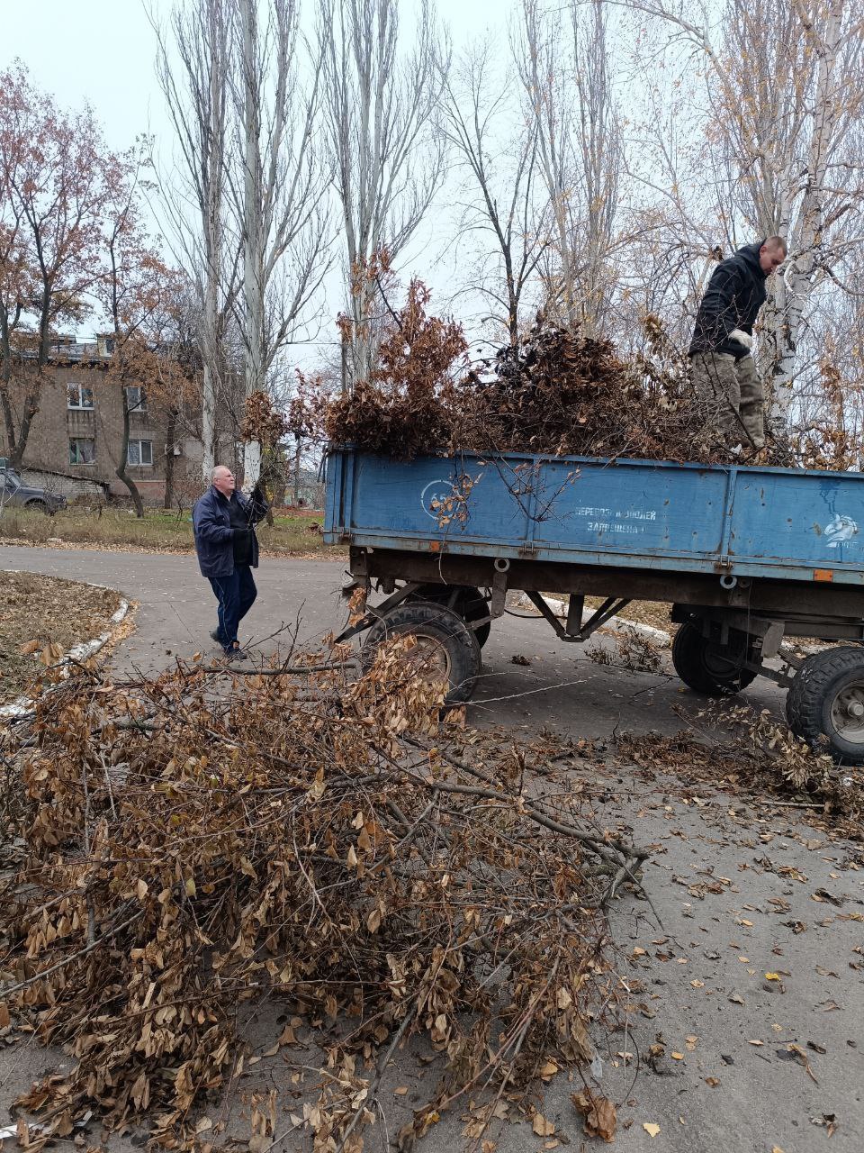 Сегодня в поселке Новолуганское состоялся экологический субботник, посвященный уборке территории, прилегающей к амбулатории Сегодня в поселке Новолуганское состоялся экологический субботник, посвященный уборке территории, прилегающей к амбулатории