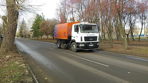18 ноября, с целью приведения территории в надлежащее санитарное состояние силами МУП АГМ «Перспектива» проведены работы по механизированной уборке проезжей части автодороги по бульвару 8 Сентября