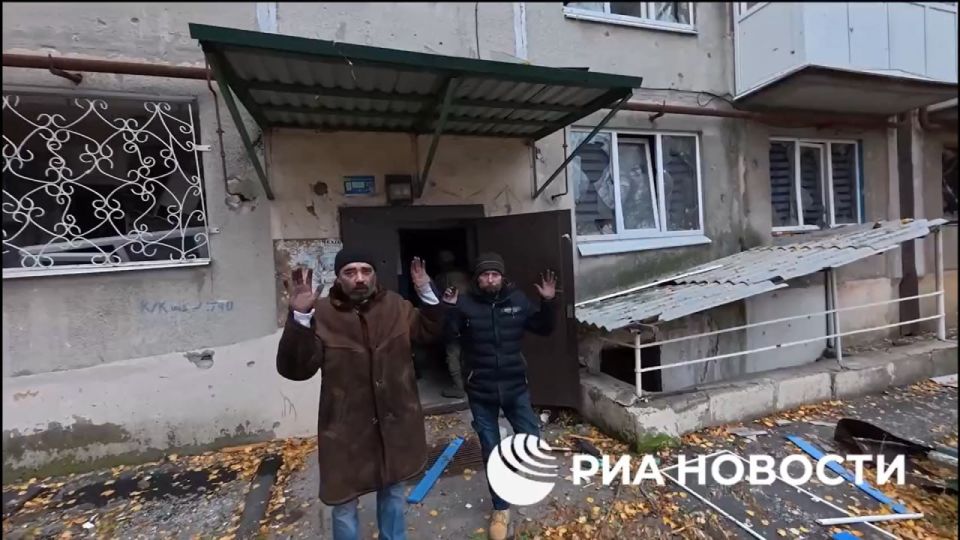 Пленение двух украинских солдат в Покровске, предварительно переодевшихся в гражданку Пленение двух украинских солдат в Покровске, предварительно переодевшихся в гражданку