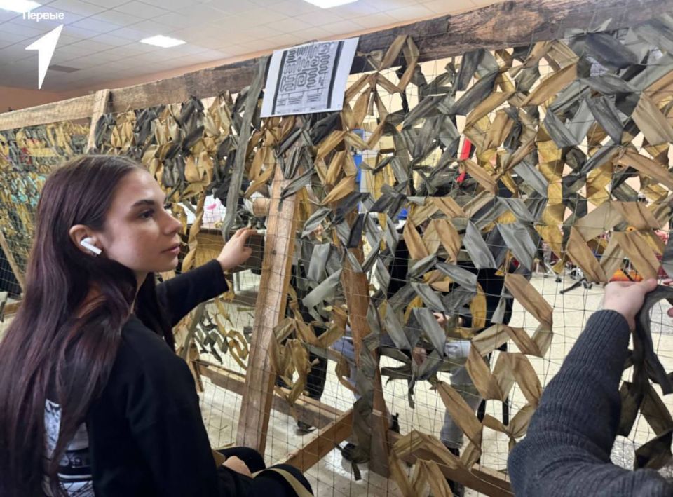 Доброе дело в действии: активисты Движения Первых плетут маскировочные сетки для наших защитников! Доброе дело в действии: активисты Движения Первых плетут маскировочные сетки для наших защитников!