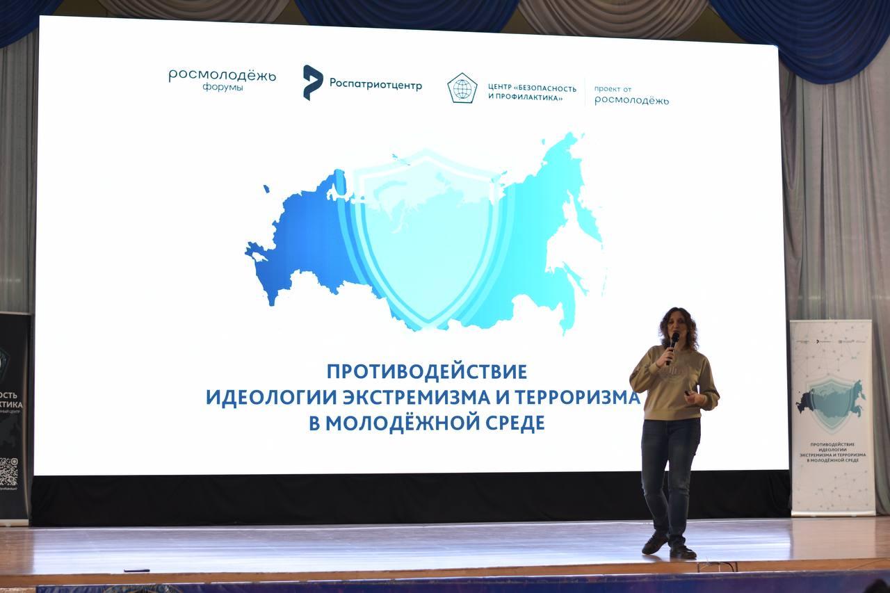 Представители Ленобласти организовали молодёжный форум в Макеевке Представители Ленобласти организовали молодёжный форум в Макеевке