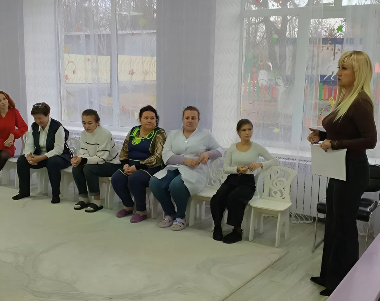 Управляющий делами администрации Амвросиевского муниципального округа Елена Фисенко встретилась с трудовым коллективом детского сада № 4 Амвросиевки