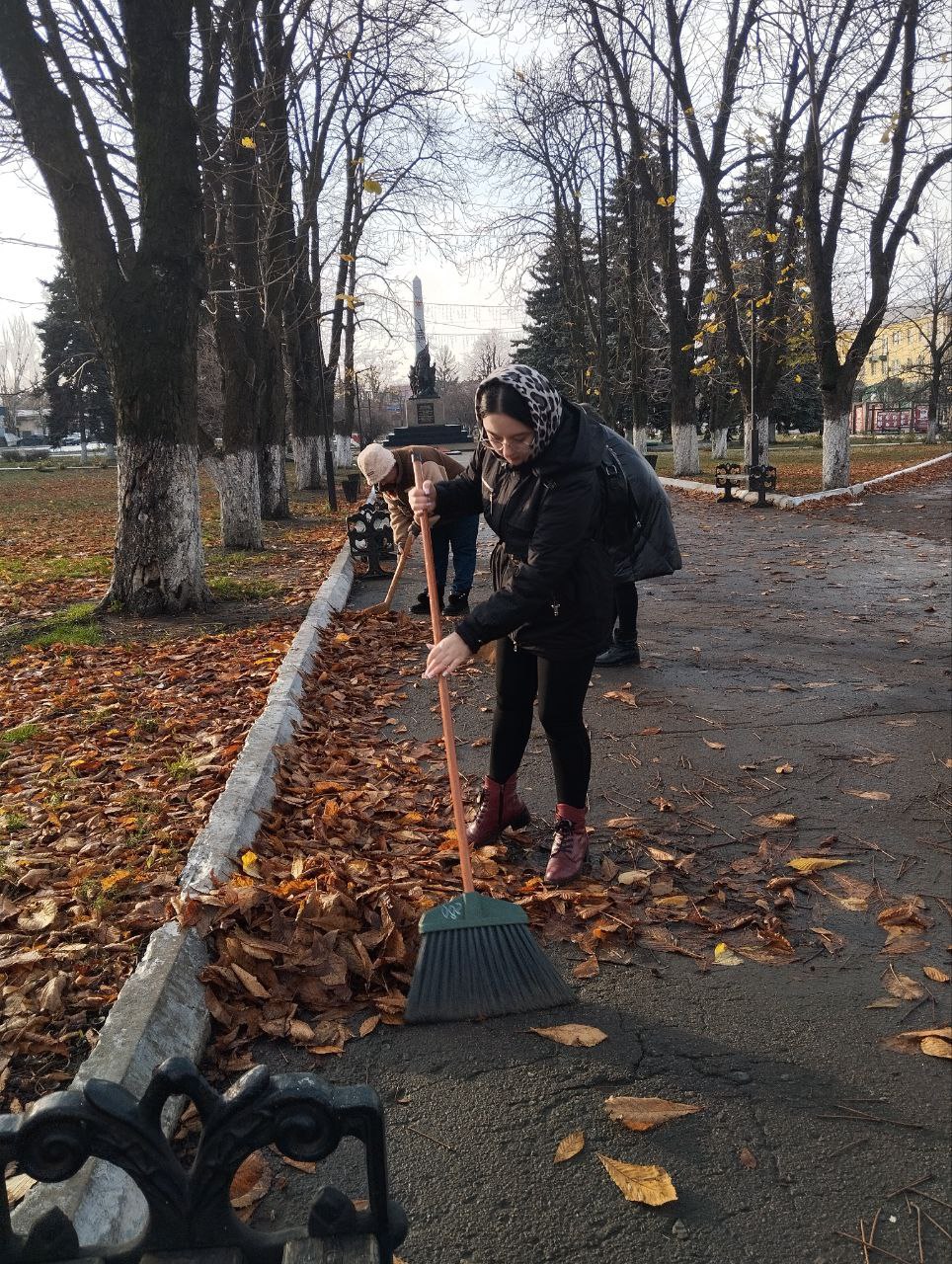 Сегодня, 18 ноября, преподаватели МБУДО «Дебальцевская школа искусств» приняли участие в экологическом субботнике, очистив от опавших листьев аллею возле родной школы! Сегодня, 18 ноября, преподаватели МБУДО «Дебальцевская школа искусств» приняли участие в экологическом субботнике, очистив от опавших листьев аллею возле родной школы!