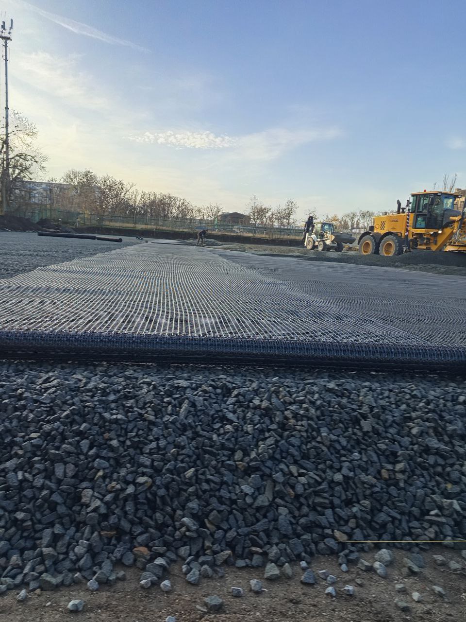 Возле ледового комплекса подготавливают основание для футбольного поля Возле ледового комплекса подготавливают основание для футбольного поля