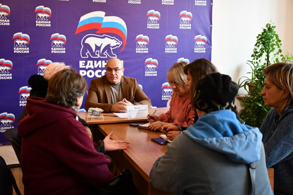Сегодня, 18 ноября, в общественной приемной Всероссийской политической партии «Единая Россия» первый заместитель главы администрации городского округа Дебальцево Максим Вельма провел прием граждан Сегодня, 18 ноября, в общественной приемной Всероссийской политической партии «Единая Россия» первый заместитель главы администрации городского округа Дебальцево Максим Вельма провел прием граждан