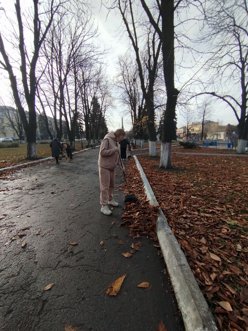 Сегодня, 18 ноября, преподаватели МБУДО «Дебальцевская школа искусств» приняли участие в экологическом субботнике, очистив от опавших листьев аллею возле родной школы! Сегодня, 18 ноября, преподаватели МБУДО «Дебальцевская школа искусств» приняли участие в экологическом субботнике, очистив от опавших листьев аллею возле родной школы!