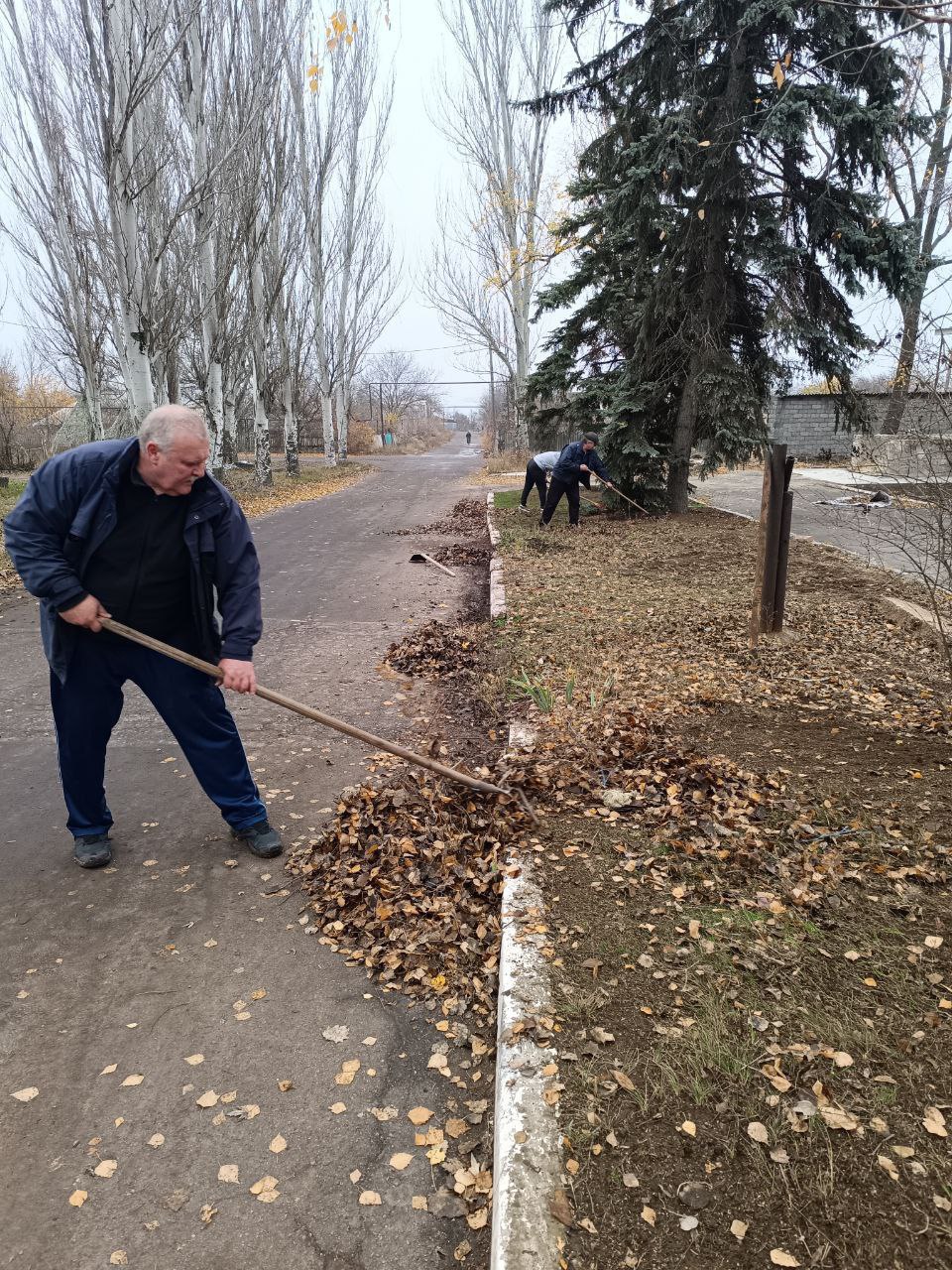 Сегодня в поселке Новолуганское состоялся экологический субботник, посвященный уборке территории, прилегающей к амбулатории Сегодня в поселке Новолуганское состоялся экологический субботник, посвященный уборке территории, прилегающей к амбулатории