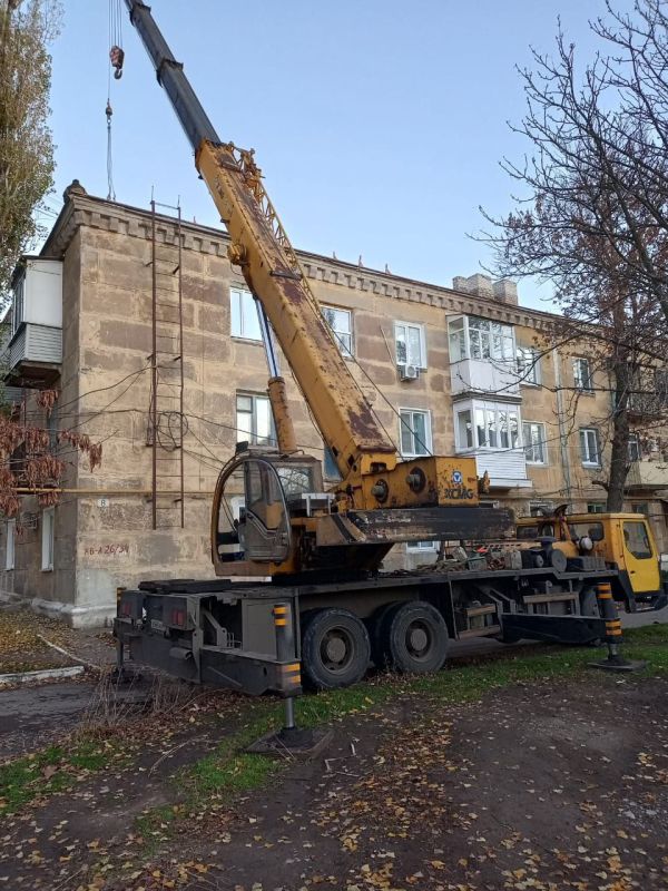 В Ждановке активно ведутся работы по обновлению жилого фонда В Ждановке активно ведутся работы по обновлению жилого фонда