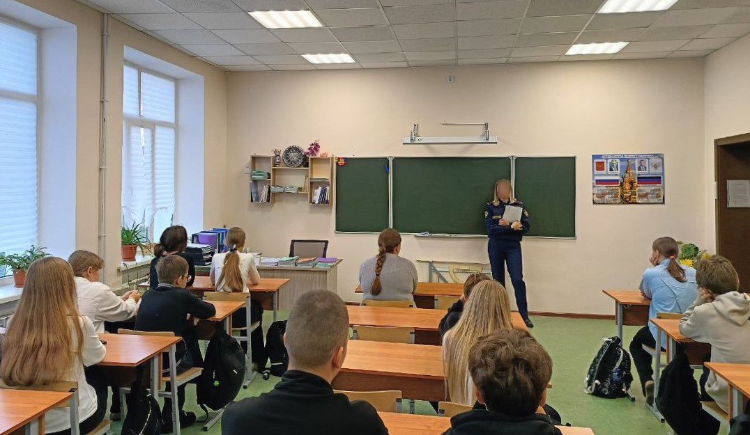 Личный состав филиала УИИ по г. Снежное провел правовой час с учащимися школы