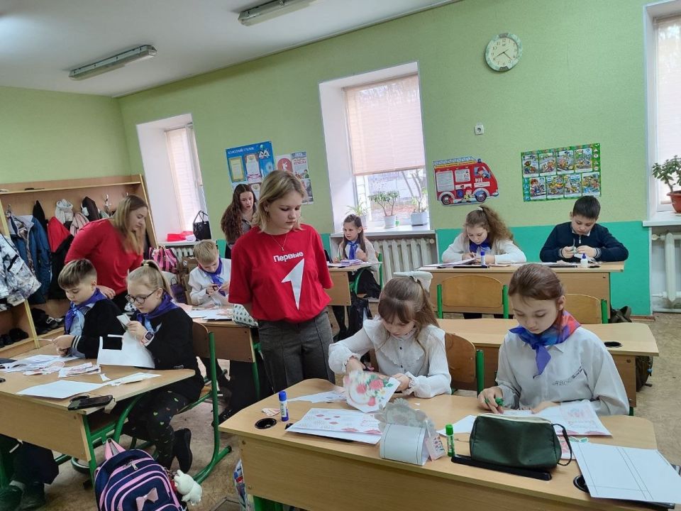 Ждановские активисты «Движения Первых» проводят мастер-класс Ждановские активисты «Движения Первых» проводят мастер-класс