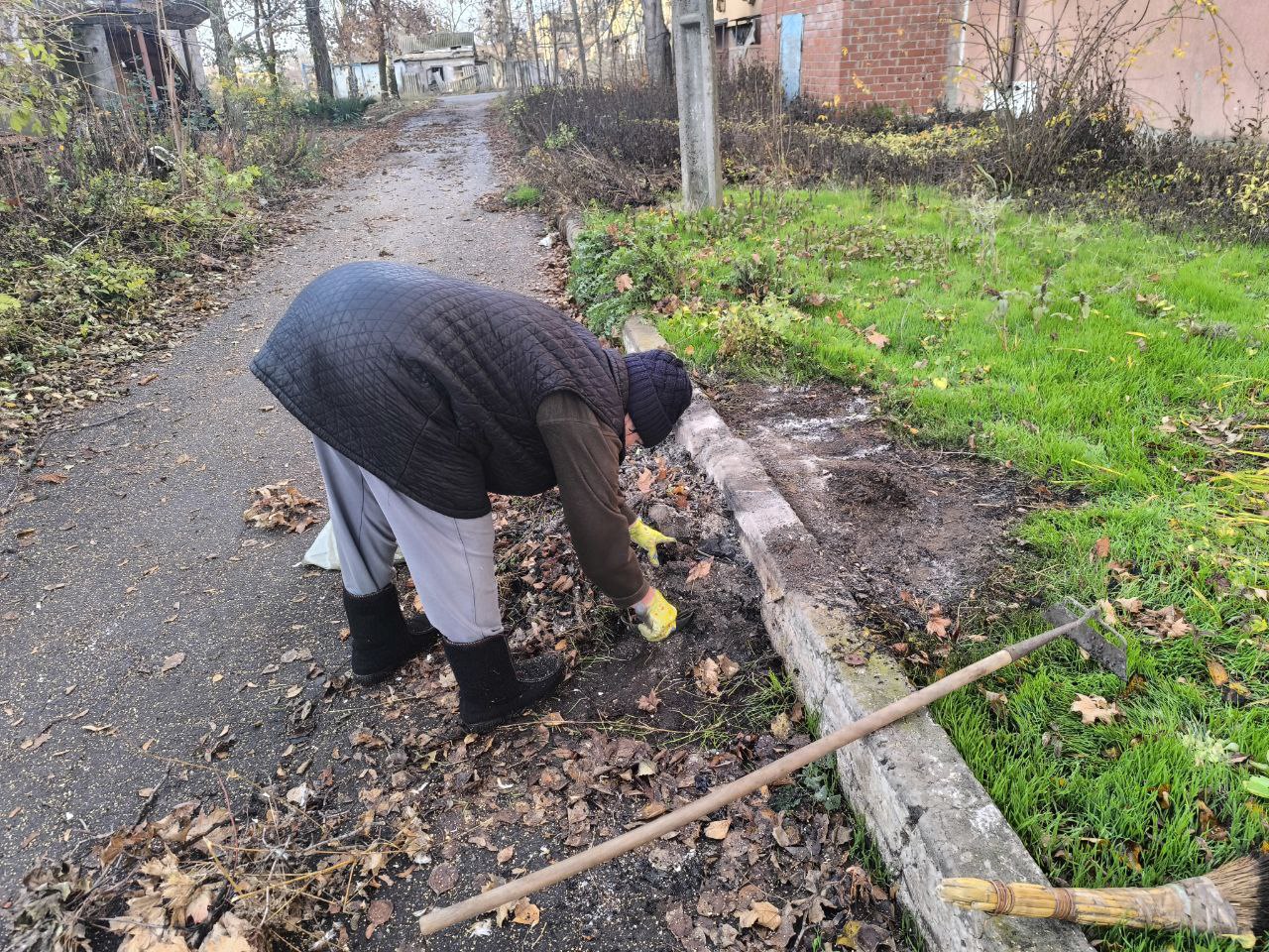 Сегодня в поселке Новолуганское состоялся экологический субботник, посвященный уборке территории, прилегающей к амбулатории Сегодня в поселке Новолуганское состоялся экологический субботник, посвященный уборке территории, прилегающей к амбулатории