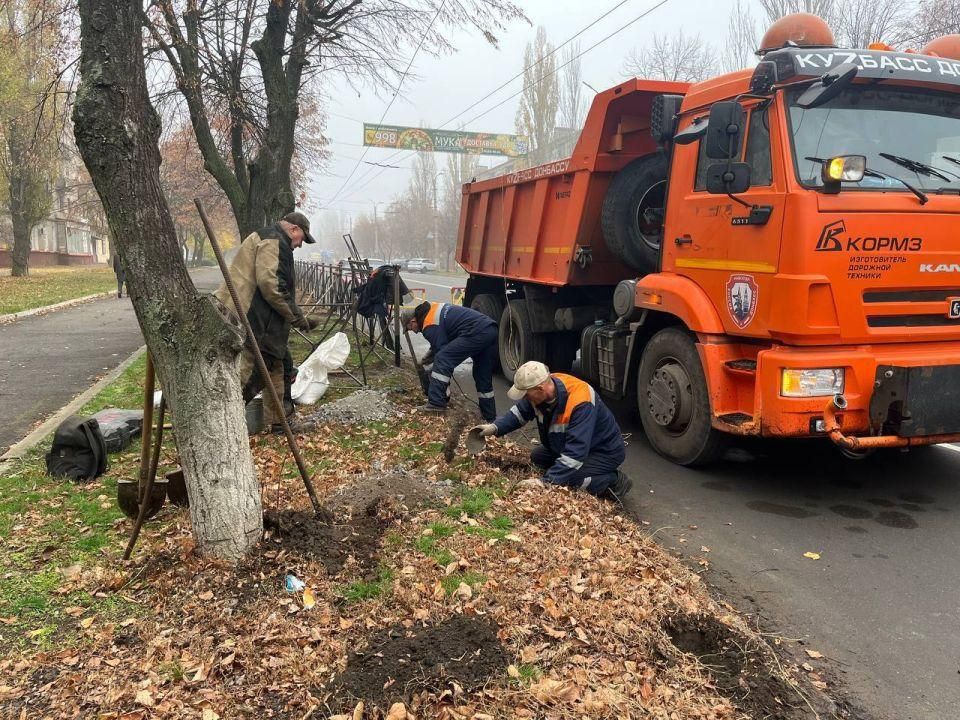 Техника из Кузбасса стабильно помогает в благоустройстве Горловки Техника из Кузбасса стабильно помогает в благоустройстве Горловки