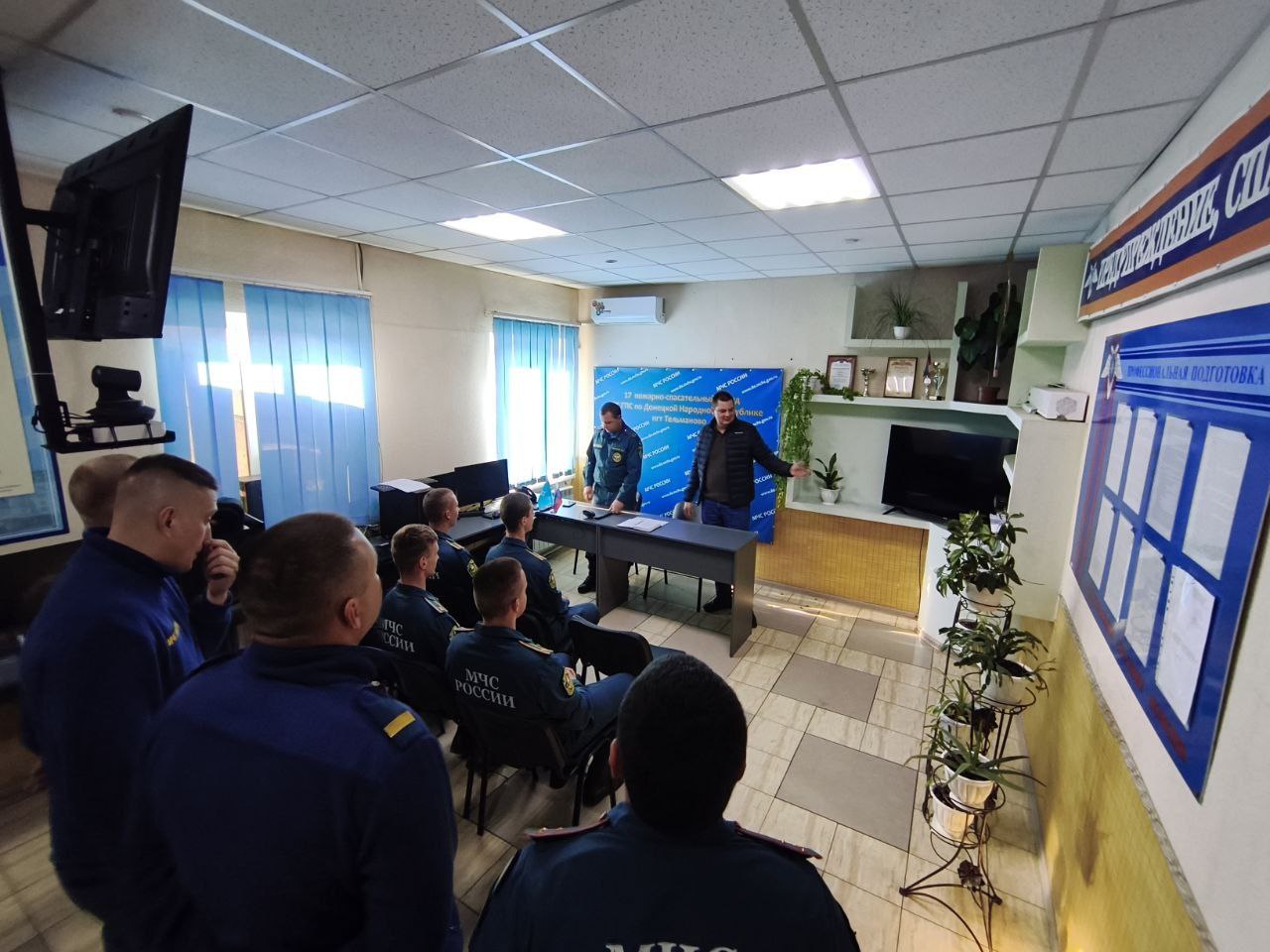 Сегодня первый заместитель Главы Администрации Тельмановского округа провёл встречу с трудовым коллективом МЧС в пгт.Тельманово