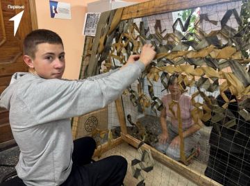 Доброе дело в действии: активисты Движения Первых плетут маскировочные сетки для наших защитников!